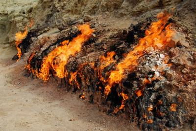 Excursión en grupo de adoradores del fuego y fuego eterno