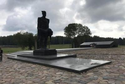 Visita turística al monumento a Khatyn en Lexus con un conductor 