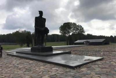 Visita turística al monumento a Khatyn en BMW 5 con conductor de 