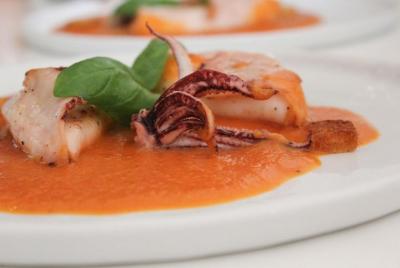 Cocina gourmet de inspiración belga en un hogar moderno de Brusel Cocina gourmet de inspiración belga en un hogar moderno de Brusel