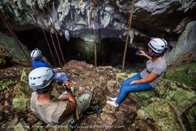 Excursión de un día a Crystal Cave y Blue Hole National Park