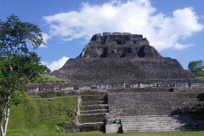 Visita a las ruinas mayas de Xunantunich desde San Ignacio