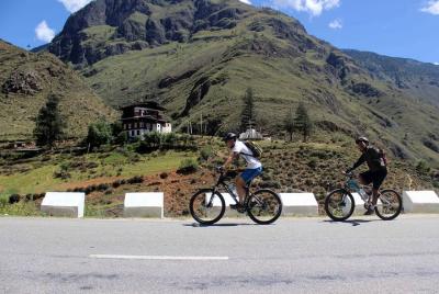 En bicicleta por el valle de Thimphu
