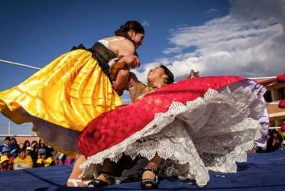 El show de lucha libre de cholitas