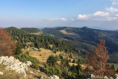 Cascada de Skakavac a través del pico de Bukovik