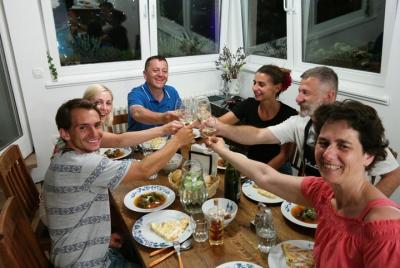 Clase de cocina en casa: cocinar y comer con la familia bosnia