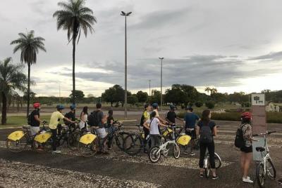 JK Memorial Bike Tour y Crystal Square JK Memorial Bike Tour y Crystal Square