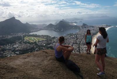 Senderismo y bicicleta desde Copacabana a la colina Dos Hermanos