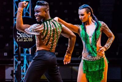 Clases de salsa y tours latinos.