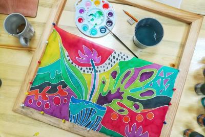 Clase de bufanda de seda de dibujo de 2 horas con vino en Plovdiv