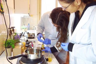 Cosmética artesanal con aceite de rosas