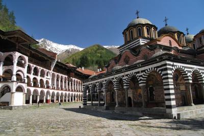 Monasterio de Rila e iglesia de Boyana y Sofía de noche.