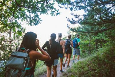 Caminata consciente y visita al baño mineral local.