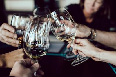 Cata de 5 Vinos + Selección Especial de Aperitivos Cata de 5 Vinos + Selección Especial de Aperitivos