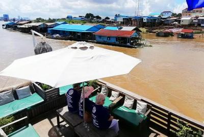 2 horas: crucero flotante por el pueblo: cerveza, refrescos, frut