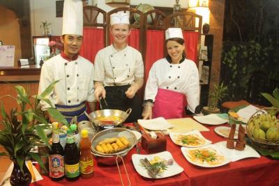 Clase de cocina jemer en un Sras Srang (círculo grande de Angkor 