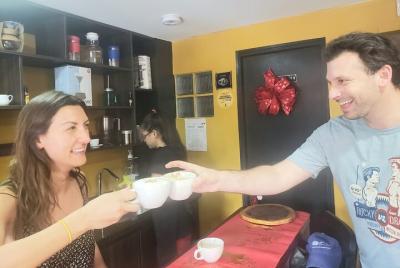 Amantes del café taller de elaboración de cerveza en la cafetería