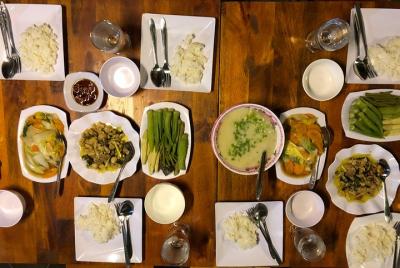 Comida casera con la familia local