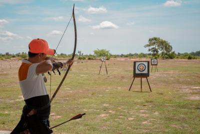 Khmer Antiguo entrenamiento de tiro con arco en Siem Reap