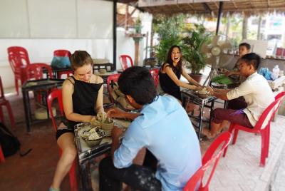 La cerámica de Siem Reap y la experiencia de pintura de arte en c