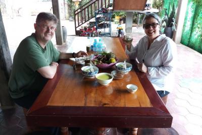 Ir a la casa local, cocinar con local, disfrutar de comer con loc