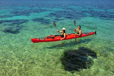 Tour de medio día en kayak por el lago di Korcula