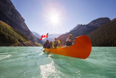 Rema la proa en una canoa grande Rema la proa en una canoa grande