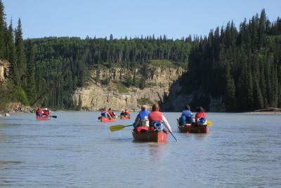 5 días de viaje guiado en canoa por el río de montaña en Alberta 5 días de viaje guiado en canoa por el río de montaña en Alberta