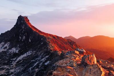 Excursión al amanecer o senderismo en el monte Sibayak desde Bera