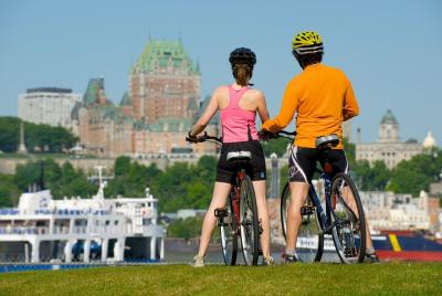 Recorrido panorámico en bicicleta por el río de la ciudad de Queb