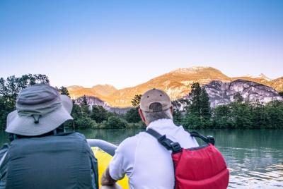 Aventura de rafting panorámico en Squamish al atardecer