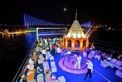 Cena crucero y espectáculo nocturno por el Bósforo desde Estambul