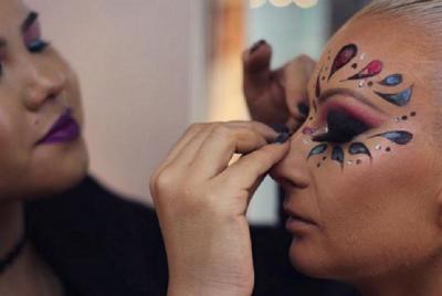 Sesión de maquillaje privada con un artista local en Gran Caimán Sesión de maquillaje privada con un artista local en Gran Caimán