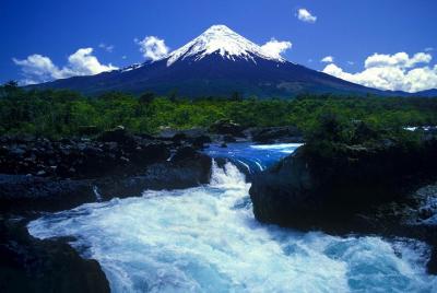 Volcán Osorno y cataratas de Petrohue desde Puerto Varas