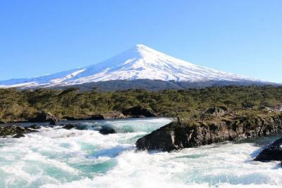 Volcán Osorno y cervecería en Puerto Varas Volcán Osorno y cervecería en Puerto Varas