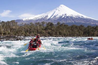 Rafting en el río Petrohue en Puerto Varas Rafting en el río Petrohue en Puerto Varas