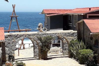 Excursión Privada para Cruceros en San Antonio: Isla Negra y Pomaire Excursión Privada para Cruceros en San Antonio: Isla Negra y Pomaire