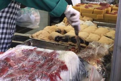 Descubre lo que come la gente local en la calle Niu