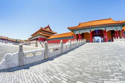 Excursión a pie guiada de medio día en patrimonio prohibido de la