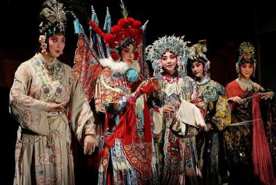 Visita nocturna de la Ópera de Beijing con traslado privado y asi