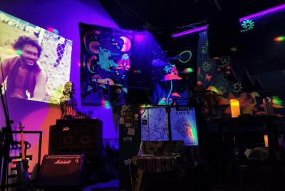 Tour nocturno de grupo pequeño en Beijing Bar Scrawl (guiado)