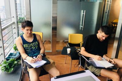 Del escritorio a la mesa del comedor, una clase de chino con expe