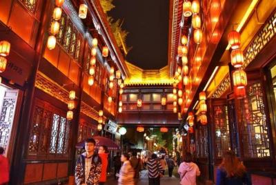 paseo nocturno por la calle Jin Li + Taikoo Li