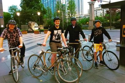 RECORRIDO NOCTURNO en una bicicleta de bambú, además de probar ap