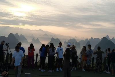 Excursión de medio día autoguiada Yangshuo Xianggong hill Sunrise