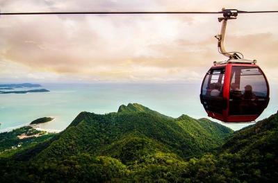 Teleférico y pueblo oriental de Langkawi