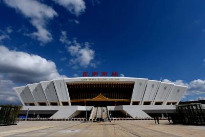 Traslado privado de llegada de Kunming: estación de tren al hotel
