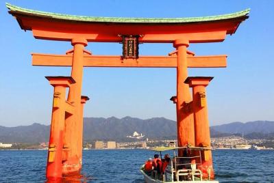 Visite el sitio del Patrimonio Mundial Itsukushima Shrine by sea 