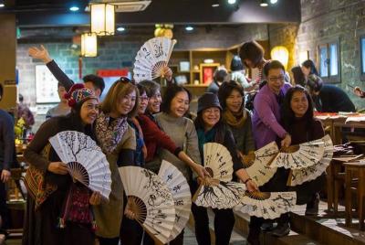 Haz tu abanico personal plegable dentro de Ming Dynasty Wall