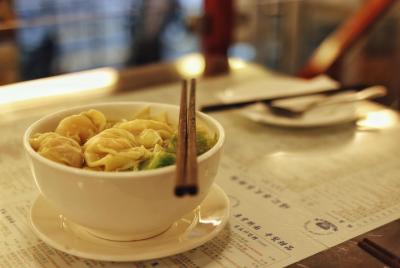 Fideos secretos y wonton en los callejones de Shanghai con cervez